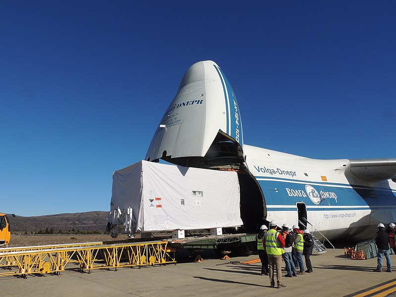 Entering the cargo aircraft (Juan Kulichevskyv CC)