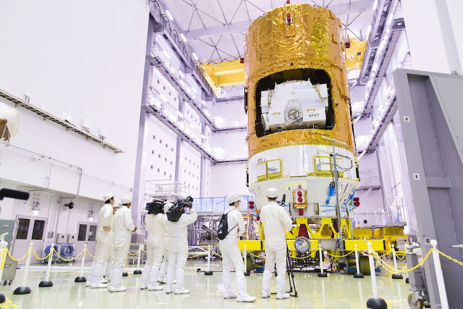 HTV-7 in hangar (JAXA)