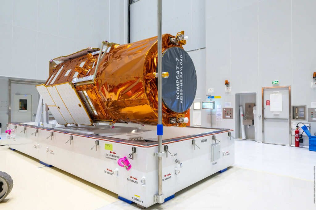 KOMPSAT-7 being prepared